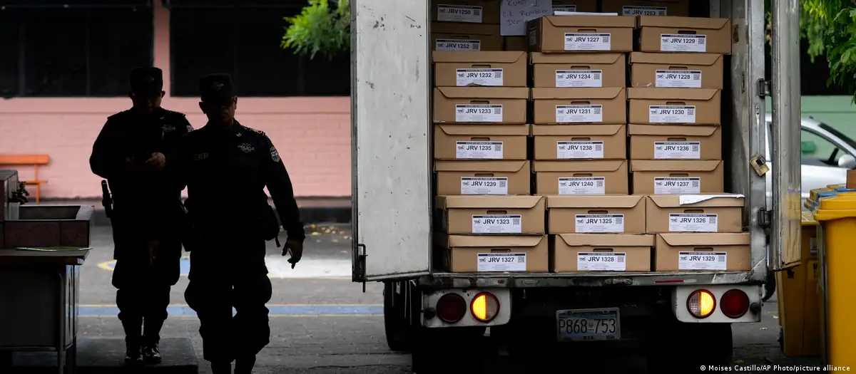 Policía de El Salvador custodiando los votos de las elecciones presidenciales. Foto: DW.