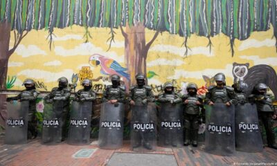 Despliegue policial frente en torno a la Corte Suprema de Justicia en Bogotá, Colombia. Foto: DW.