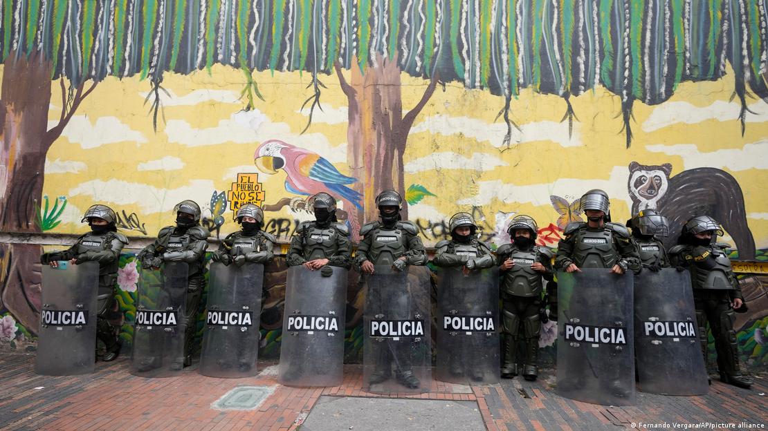 Despliegue policial frente en torno a la Corte Suprema de Justicia en Bogotá, Colombia. Foto: DW.