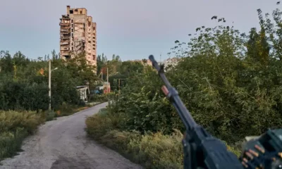 Un soldado ucraniano realiza operaciones de vigilancia en el frente de guerra en Avdiivka, región de Donetsk. Foto: DW.