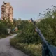 Un soldado ucraniano realiza operaciones de vigilancia en el frente de guerra en Avdiivka, región de Donetsk. Foto: DW.