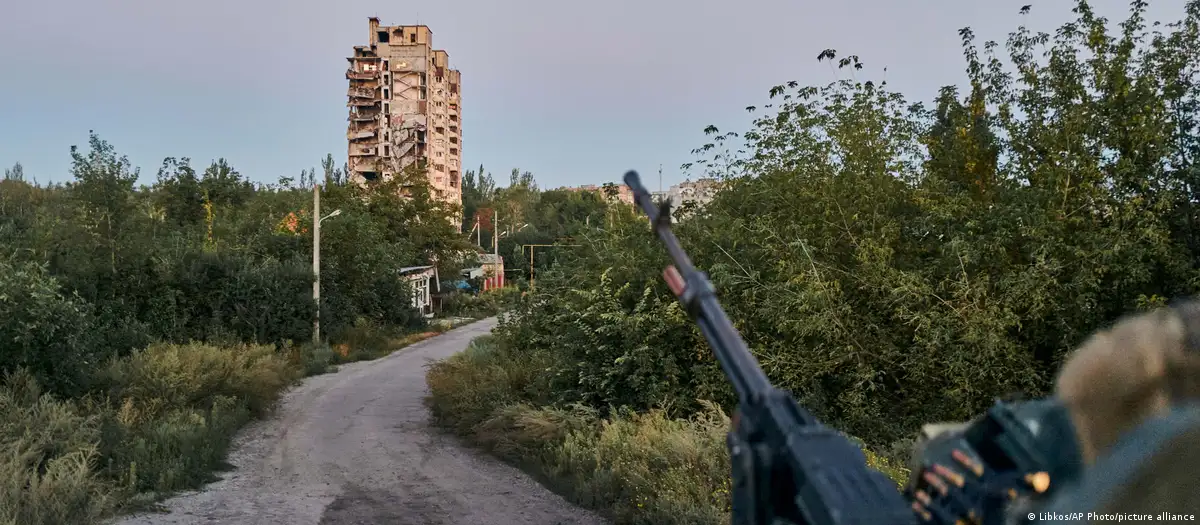 Un soldado ucraniano realiza operaciones de vigilancia en el frente de guerra en Avdiivka, región de Donetsk. Foto: DW.