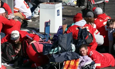 La gente se pone a cubierto durante un tiroteo en Union Station que dejó 21 heridos y un muerto. Foto: DW.