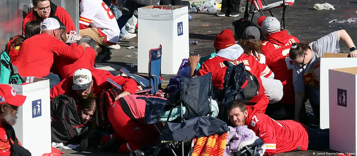 La gente se pone a cubierto durante un tiroteo en Union Station que dejó 21 heridos y un muerto. Foto: DW.