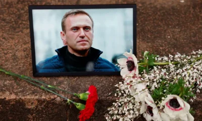 Homenaje con flores al líder ruso opositor Alexei Navalny, tras su muerte. Foto: DW.