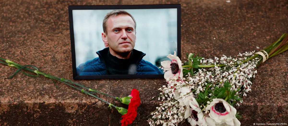 Homenaje con flores al líder ruso opositor Alexei Navalny, tras su muerte. Foto: DW.