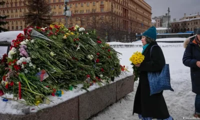 Flores en homenaje al líder opositor ruso fallecido Alexei Navalny. Foto: DW.