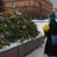 Flores en homenaje al líder opositor ruso fallecido Alexei Navalny. Foto: DW.