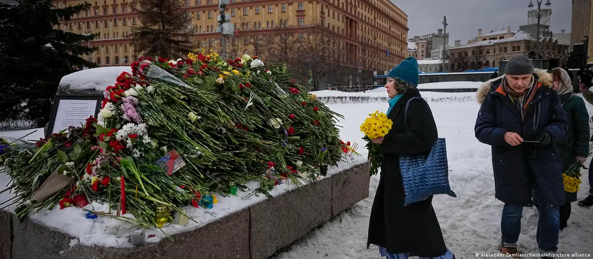 Flores en homenaje al líder opositor ruso fallecido Alexei Navalny. Foto: DW.