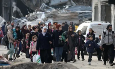 Parte de los palestinos que siguen en la ciudad de Gaza dejan el lugar totalmente destruído. Foto: DW.