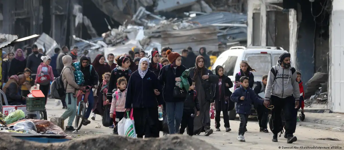 Parte de los palestinos que siguen en la ciudad de Gaza dejan el lugar totalmente destruído. Foto: DW.