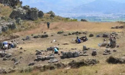 Monumental plaza de piedra descubierta en Cajamarca, Perú. Foto: DW.