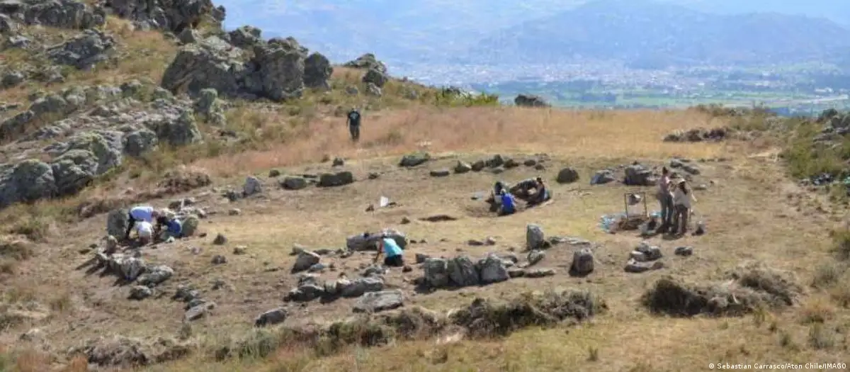 Monumental plaza de piedra descubierta en Cajamarca, Perú. Foto: DW.