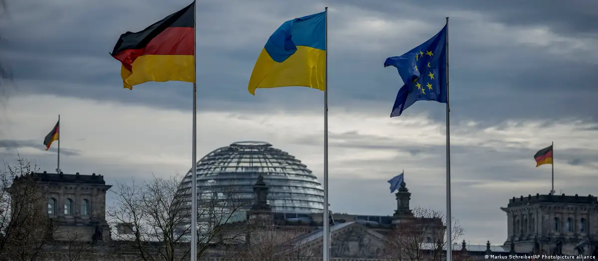 Banderas de Alemania, Ucrania y la Unión Europea. Foto: DW.