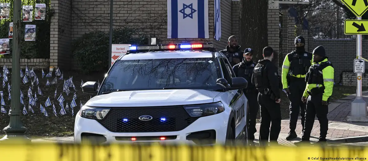 Policía estadounidense frente a la embajada de Israel en Washington. Foto: DW.