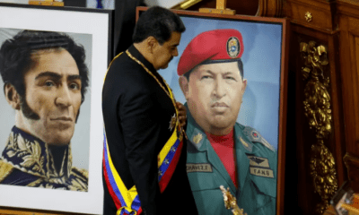 Nicolás Maduro junto al retrato de Simón Bolívar (izq) y Hugo Chávez (der) lider del chavismo. Foto: Infobae.