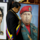 Nicolás Maduro junto al retrato de Simón Bolívar (izq) y Hugo Chávez (der) lider del chavismo. Foto: Infobae.