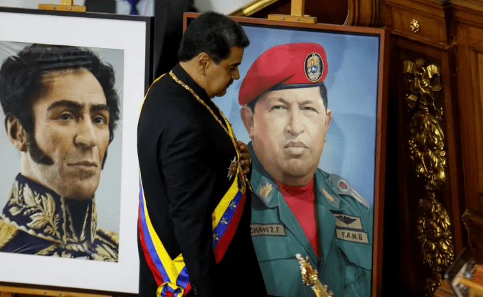 Nicolás Maduro junto al retrato de Simón Bolívar (izq) y Hugo Chávez (der) lider del chavismo. Foto: Infobae.