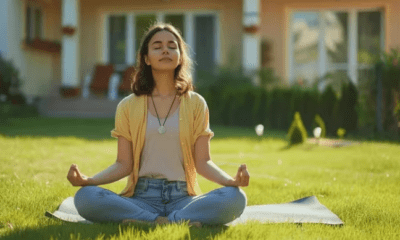 Una chica adolescente encuentra paz y serenidad meditando en el jardín de su casa. Esta imagen captura el momento en que practica mindfulness, una herramienta terapéutica valiosa. Foto: Infobae.