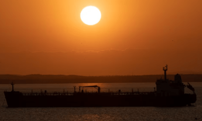 Un buque transporta combustibles en el Lago de Maracaibo, Venezuela. Foto_ El País.