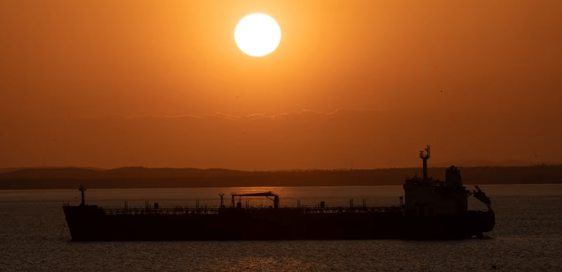 Un buque transporta combustibles en el Lago de Maracaibo, Venezuela. Foto_ El País.