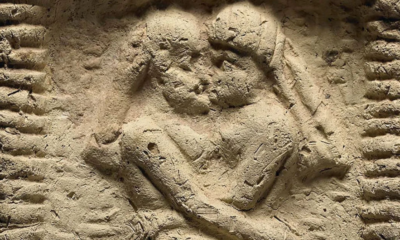 Un modelo de arcilla de Mesopotamia que data del año 1800 a.C. muestra una pareja desnuda entrelazada en una cama, practicando sexo y besándose. Foto: Administradores del Museo Británico.