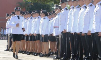 Egreso de policías. Foto: Gentileza.