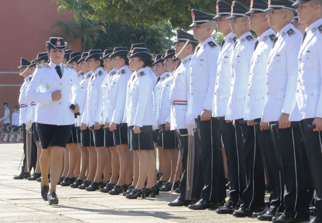 Egreso de policías. Foto: Gentileza.