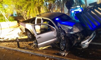 La camioneta ingresó a alta velocidad, en contramano y fue a impactar frente a la Municipalidad de Lambaré. Foto: Policía Nacional.