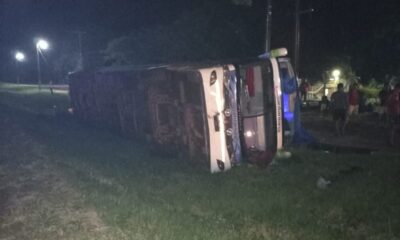 Vuelco de bus de larga distancia en inmediaciones de Guayaibi. Foto: 650AM.