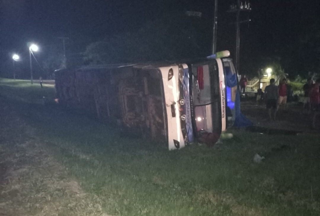 Vuelco de bus de larga distancia en inmediaciones de Guayaibi. Foto: 650AM.