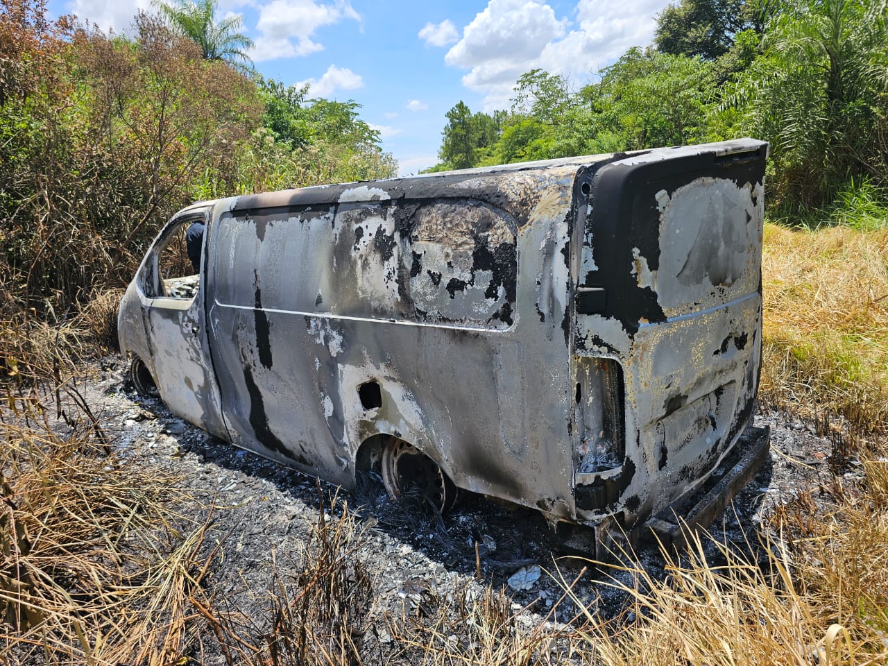 Hallan camioneta incinerada en Minga Guazu. Foto: @AM_1080