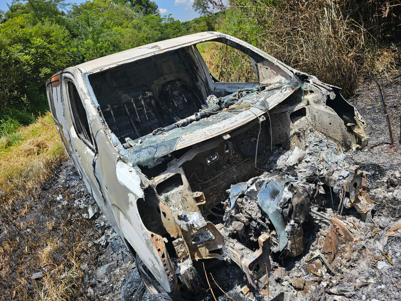 Hallan camioneta incinerada en Minga Guazu. Foto: @AM_1080