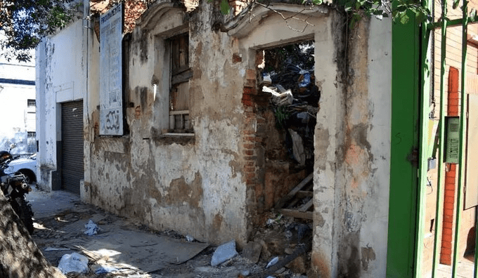 Edificio abandonado en el centro histórico de Asunción. Foto: Radio Uno.