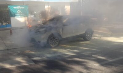 Vehículo ardió en llamas en la vía pública. Foto: Gentileza.