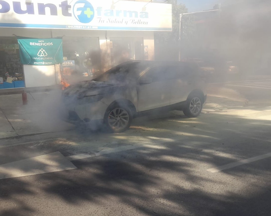 Vehículo ardió en llamas en la vía pública. Foto: Gentileza.