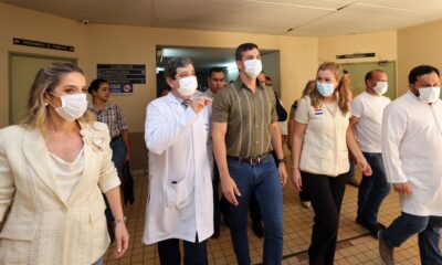 Santiago Peña y comitiva durante la visita al Hospital Nacional de Itaugua. Foto: Presidencia.