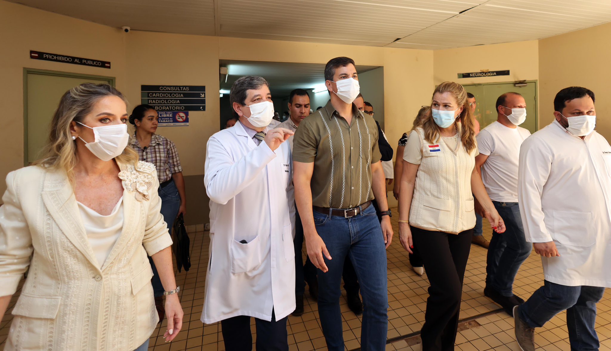 Santiago Peña y comitiva durante la visita al Hospital Nacional de Itaugua. Foto: Presidencia.