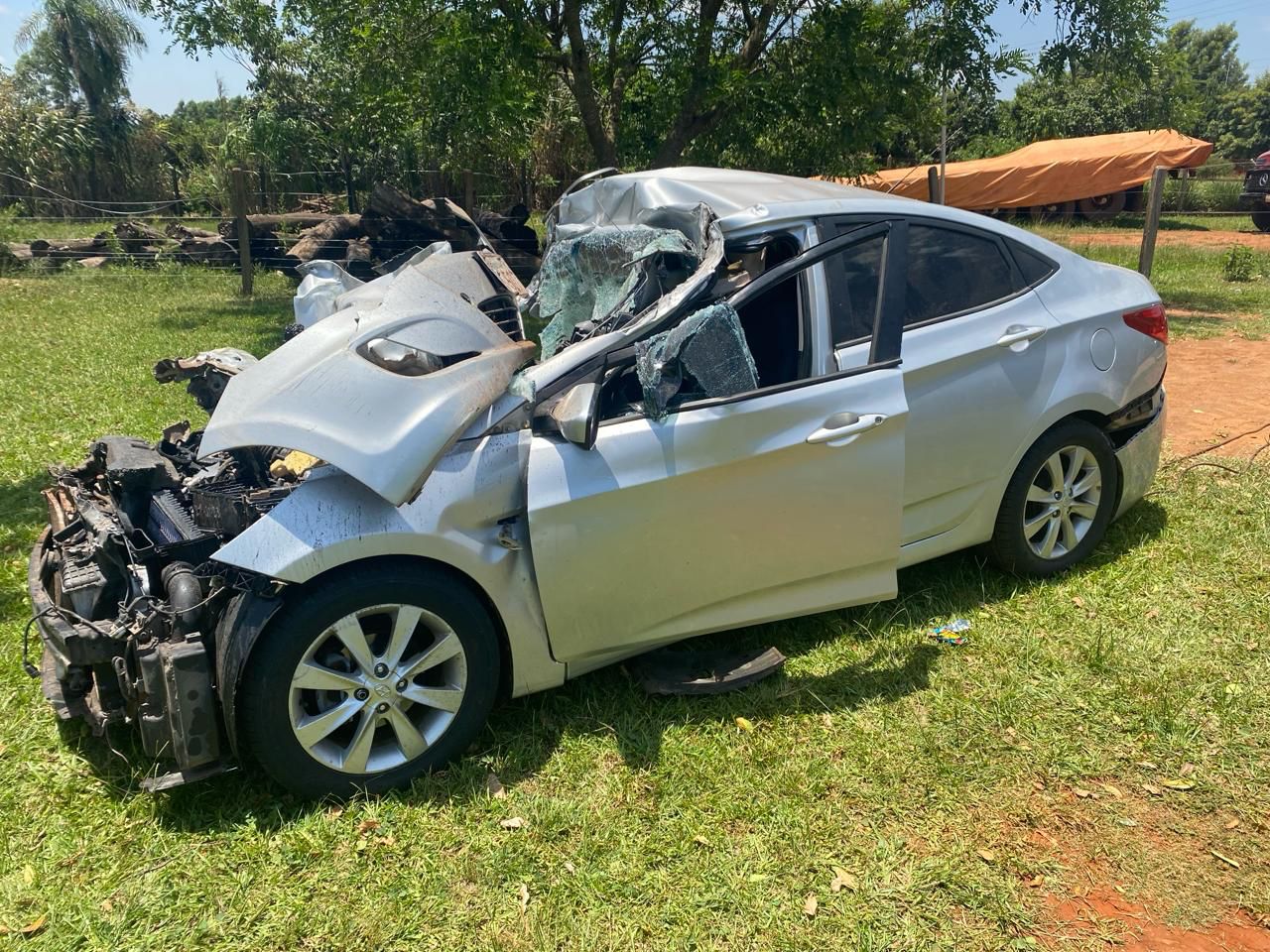 Camión mal estacionado provoca grave accidente en Caazapá. Foto: Gentileza.