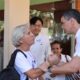 Peña visitando a pacientes con cáncer en el Incan. Foto: Gentileza.