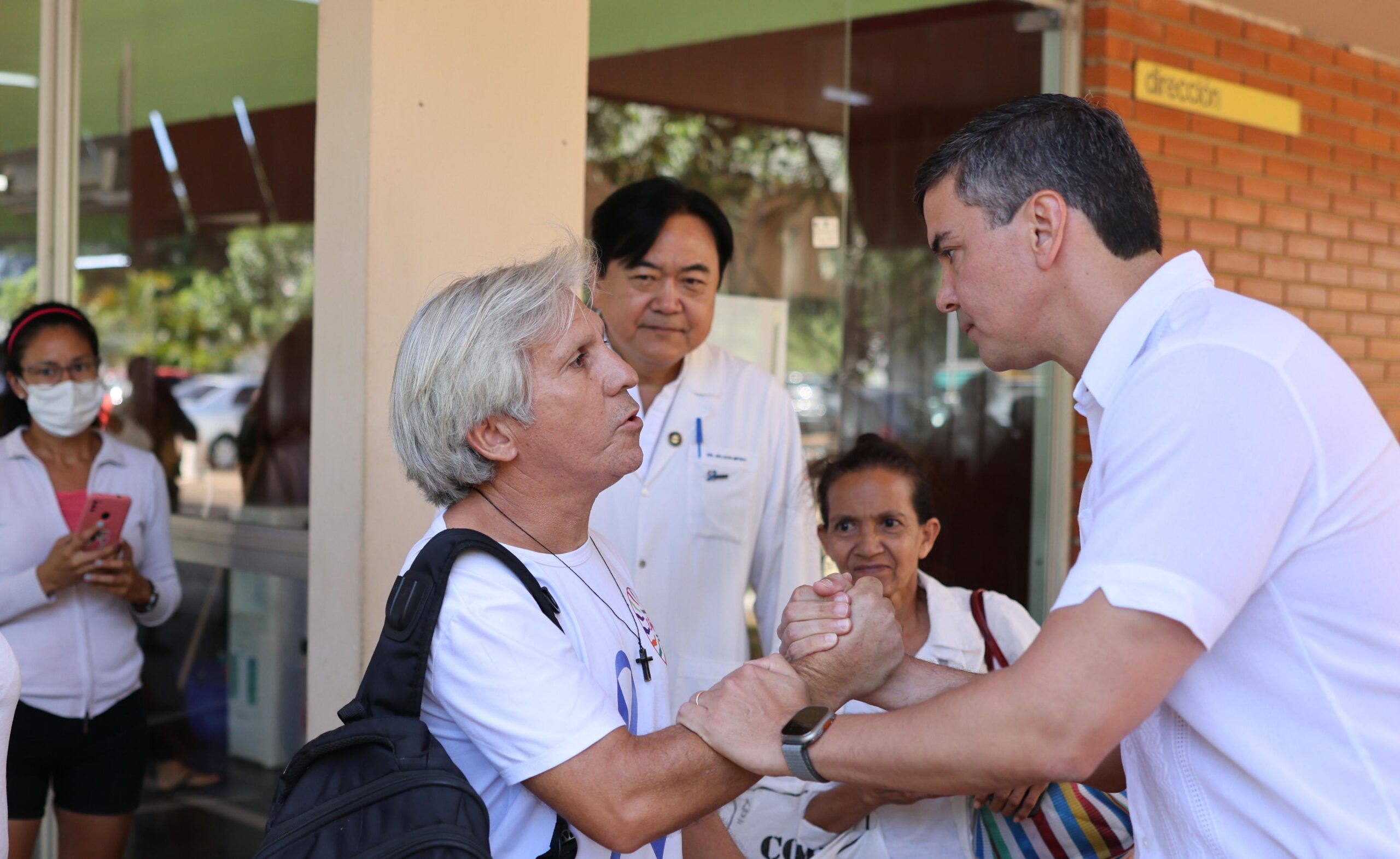 Peña visitando a pacientes con cáncer en el Incan. Foto: Gentileza.