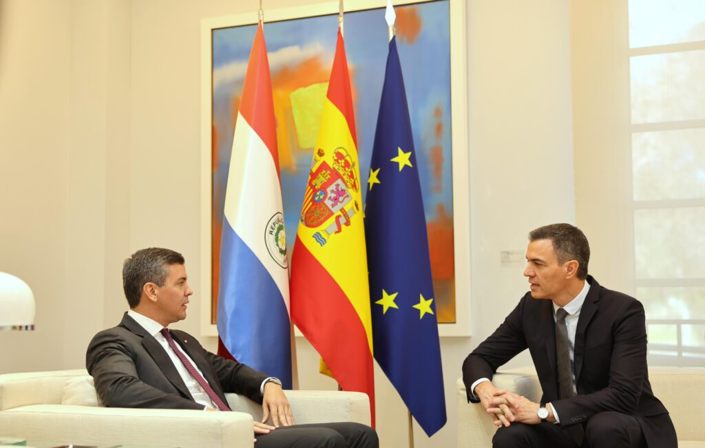 Santiago Peña con Pedro Sánchez. Foto: Gentileza. 