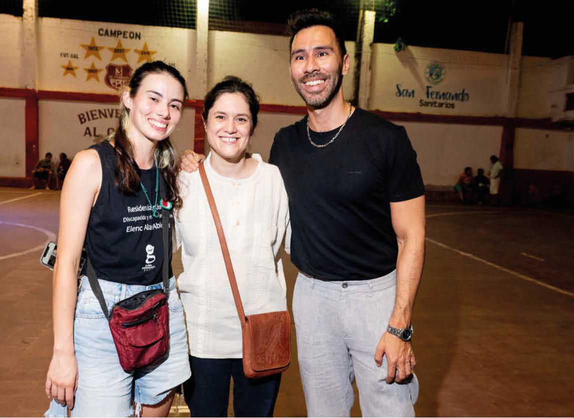 La ministra de Cultura, Adriana Ortiz (centro), compartiendo en los festejos