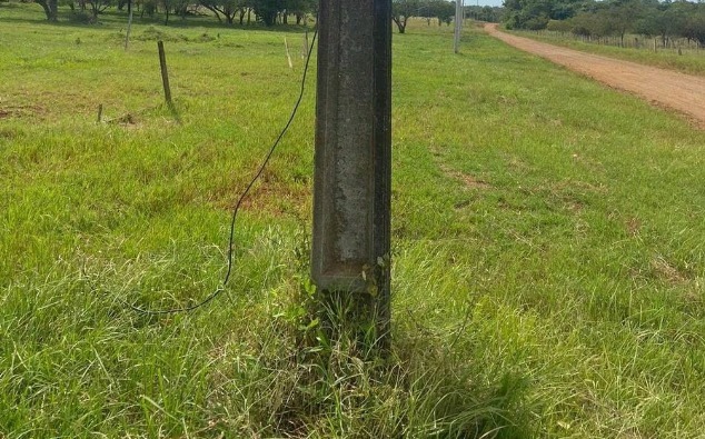 Columna mortal que electrocutó a joven en Encarnación. Foto: Gentileza.