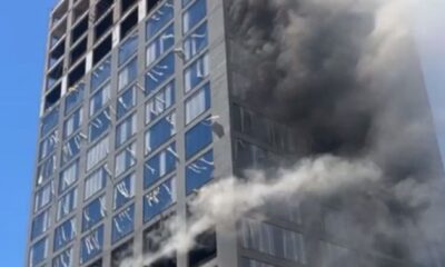 Edificio en llamas en Ciudad del Este. Foto: @canal_e_py