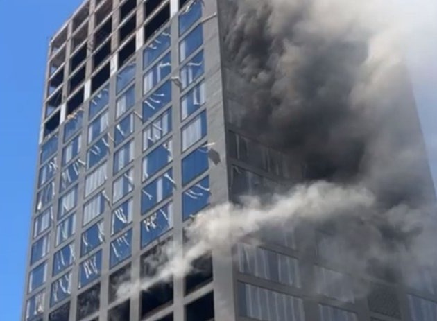 Edificio en llamas en Ciudad del Este. Foto: @canal_e_py