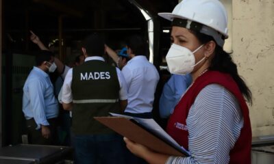 Ministra Mónica Recalde durante controles a fábrica de Ochsi. Foto: MTESS.