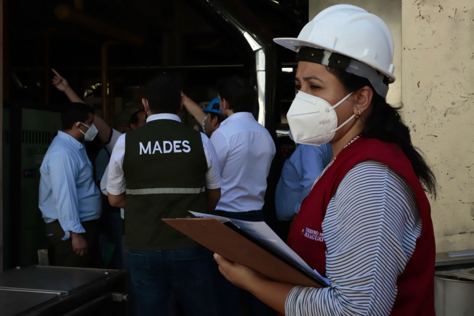 Ministra Mónica Recalde durante controles a fábrica de Ochsi. Foto: MTESS.