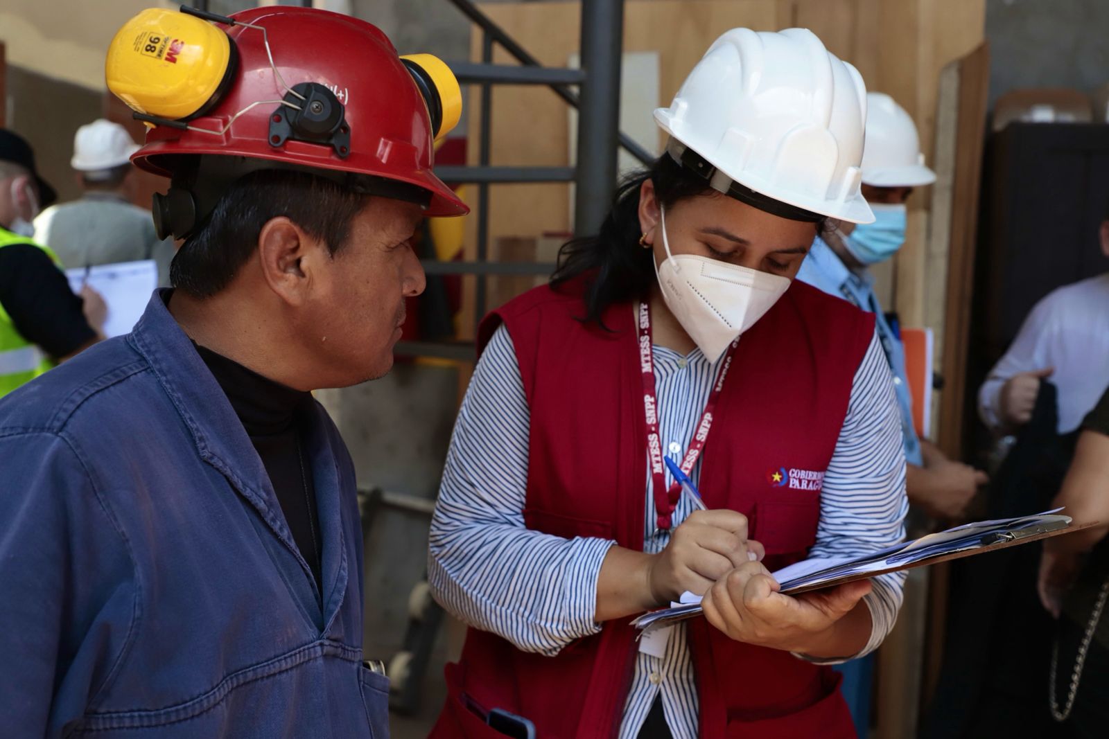 Ministra Mónica Recalde durante controles a fábrica de Ochsi. Foto: MTESS.