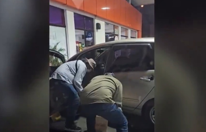 Momento en que los delincuentes se llevaron el botín. Foto: Captura.